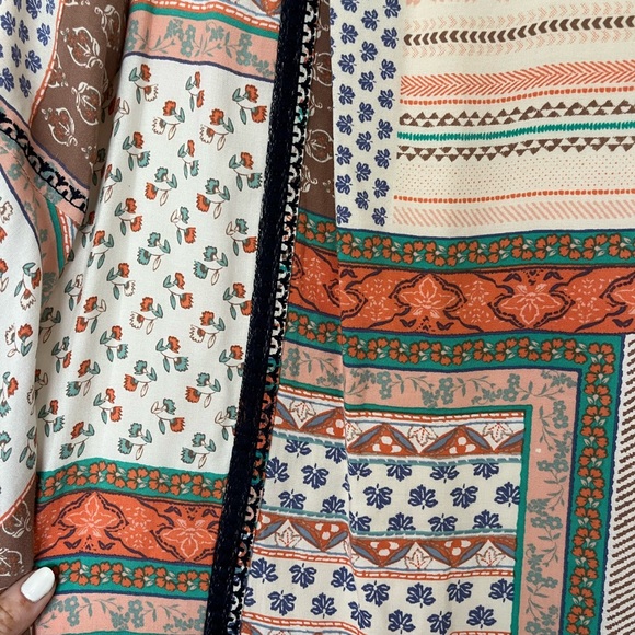 Super pretty and light summer dress! Size Medium fits like a Small. Bell sleeves - Picture 5 of 6